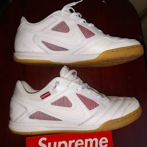 Supreme Nike SB Gato.